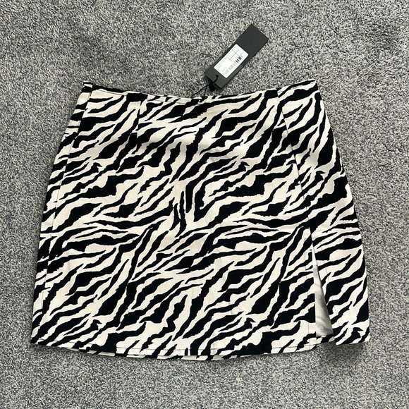 Brand New Motel Rocks Skirt - Picture 2 of 7